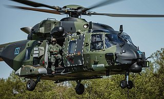Die Crew eines Transporthubschraubers NH-90 trainiert die militärische Evakuierung. Bei solchen Manövern sind aus taktischen Gründen immer zwei Hubschrauber im Einsatz. - © 2022 Bundeswehr/Jana Neumann Die Crew eines Transporthubschraubers NH-90 trainiert die militärische Evakuierung. Bei solchen Manövern sind aus taktischen Gründen immer zwei Hubschrauber im Einsatz. - © 2022 Bundeswehr/Jana Neumann