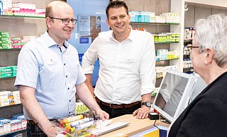 Bei seinem Praktikum in der Dorf-Apotheke von Apotheker Eric Strathmann (l.) durfte Thorsten Klute zwar keine Medikamente herausgeben. Bei Beratungsgesprächen wie hier mit Ursula Husemann konnte er aber sein gesundheitspolitisches Fachwissen einbringen. - © Jörg Dieckmann - www. dieckmann-fotodesign.de Bei seinem Praktikum in der Dorf-Apotheke von Apotheker Eric Strathmann (l.) durfte Thorsten Klute zwar keine Medikamente herausgeben. Bei Beratungsgesprächen wie hier mit Ursula Husemann konnte er aber sein gesundheitspolitisches Fachwissen einbringen. - © Jörg Dieckmann - www. dieckmann-fotodesign.de