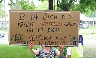 Schutzimpfungen gegen Corona sind nicht das Ding der Teilnehmer des so genannten Espelkamper "Friedensspaziergangs". - Joern Spreen-Ledebur (Archiv) Schutzimpfungen gegen Corona sind nicht das Ding der Teilnehmer des so genannten Espelkamper "Friedensspaziergangs". - Joern Spreen-Ledebur (Archiv)