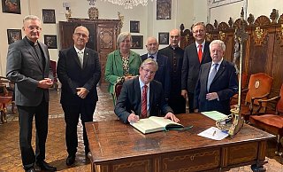Paderborns Bürgermeister Michael Dreier trägt sich ins Goldene Buch der Kathedrale von Pamplona ein. - Privat Paderborns Bürgermeister Michael Dreier trägt sich ins Goldene Buch der Kathedrale von Pamplona ein. - Privat