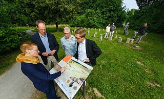 Julia Hallenkamp-Lumpe (LWL), Bernd Henrichsmeier, Roland Lasche (Bezirksvertretung Stieghorst) und Gillian Englich vom Sponsor Volksbank Bielefeld-Gütersloh schauen sich die neue Infotafel an. - Andreas Zobe Julia Hallenkamp-Lumpe (LWL), Bernd Henrichsmeier, Roland Lasche (Bezirksvertretung Stieghorst) und Gillian Englich vom Sponsor Volksbank Bielefeld-Gütersloh schauen sich die neue Infotafel an. - Andreas Zobe