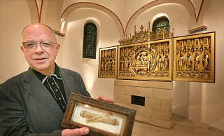Pfarrer i.R. Udo Tielking zeigt auf diesem Archivbild von 2008 die noch erhaltene Reliquie der Pusinna aus der Kirche St. Johannes Baptist. - Frank-Michael Kiel-Steinkamp Pfarrer i.R. Udo Tielking zeigt auf diesem Archivbild von 2008 die noch erhaltene Reliquie der Pusinna aus der Kirche St. Johannes Baptist. - Frank-Michael Kiel-Steinkamp