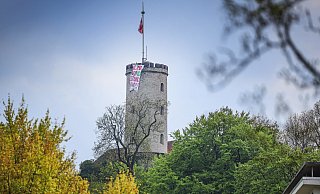 Das Banner hing nur für kurze Zeit am Sparrenburgturm. - Sarah Jonek Fotografie Das Banner hing nur für kurze Zeit am Sparrenburgturm. - Sarah Jonek Fotografie
