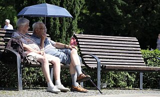Gut geschützt vor der Sonne: Vor allem Kleinkinder und Senioren setzen heiße Tage besonders zu. Foto: Pixabay - Pixabay Gut geschützt vor der Sonne: Vor allem Kleinkinder und Senioren setzen heiße Tage besonders zu. Foto: Pixabay - Pixabay