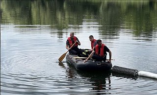 Die Feuerwehr „schiebt“ den Ölfilm Richtung Ufer. - FW Höxter Die Feuerwehr „schiebt“ den Ölfilm Richtung Ufer. - FW Höxter