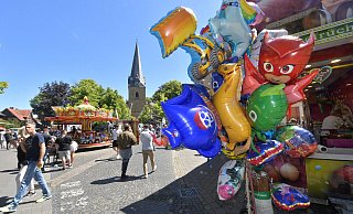 Dürfen auf einer echten Kirmes nicht fehlen: Auch Luftballons wurden in Isselhorst angeboten. Dürfen auf einer echten Kirmes nicht fehlen: Auch Luftballons wurden in Isselhorst angeboten.