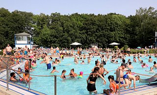 Mehrere Tausend Badegäste suchten am 18. Juni Abkühlung in den Fluten des Freibades Elverdissen. Das ist bisheriger Rekord in diesem Jahr. - Frank-Michael Kiel-Steinkamp Mehrere Tausend Badegäste suchten am 18. Juni Abkühlung in den Fluten des Freibades Elverdissen. Das ist bisheriger Rekord in diesem Jahr. - Frank-Michael Kiel-Steinkamp