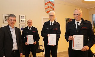 Erhielten von Bürgermeister Bernd Dumcke (v. l.) ihre Ernennungsurkunden: Klaus Greulich, Thomas Reschke und Dirk Thoeren. - Ekkehard Wind Erhielten von Bürgermeister Bernd Dumcke (v. l.) ihre Ernennungsurkunden: Klaus Greulich, Thomas Reschke und Dirk Thoeren. - Ekkehard Wind