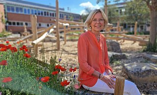 Silke Rache, Didaktische Leiterin der Gesamtschule Halle, verlässt die Schule Ende Juli und wechselt nach einem Sabattjahr im Sommer 2025 in den Ruhestand. - Uwe Pollmeier Silke Rache, Didaktische Leiterin der Gesamtschule Halle, verlässt die Schule Ende Juli und wechselt nach einem Sabattjahr im Sommer 2025 in den Ruhestand. - Uwe Pollmeier