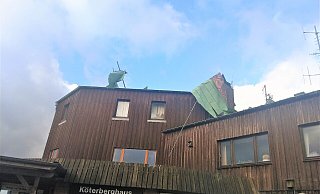 Vom Köterberghaus ist in der Nacht das Kupferdach weggeflogen. - Florian Brand Vom Köterberghaus ist in der Nacht das Kupferdach weggeflogen. - Florian Brand