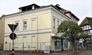 Am Tag danach: Das Haus in Höxter, in dessen Dachgeschoss am Mittwochabend ein großes Feuer gewütet hatte, ist abgesperrt. Denn es gilt als einsturzgefährdet. - Simone Flörke Am Tag danach: Das Haus in Höxter, in dessen Dachgeschoss am Mittwochabend ein großes Feuer gewütet hatte, ist abgesperrt. Denn es gilt als einsturzgefährdet. - Simone Flörke