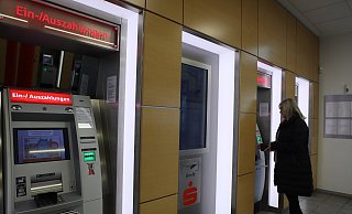 Die Sparkasse Bad Oeynhausen - Porta Westfalica will ab dem 26. April auch den Zugang zu ihren Geldautomaten in der Hauptstelle an der Portastraße nachts schließen. - Jörg Stuke Die Sparkasse Bad Oeynhausen - Porta Westfalica will ab dem 26. April auch den Zugang zu ihren Geldautomaten in der Hauptstelle an der Portastraße nachts schließen. - Jörg Stuke