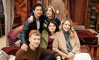 Von ihren Eltern vor 15 Jahren als missmutige Teenager zur Gruppentherapie verdonnert, hält die Clique aus Nola (Sophie Passmann), Mads (Tim Oliver Schultz), Hennie (Leonie Brill), Tia (Zeynep Bozbay) und Hugo (Antonije Stankovic) noch heute in allen Höhen und Tiefen des Lebens zusammen. - Amazon Von ihren Eltern vor 15 Jahren als missmutige Teenager zur Gruppentherapie verdonnert, hält die Clique aus Nola (Sophie Passmann), Mads (Tim Oliver Schultz), Hennie (Leonie Brill), Tia (Zeynep Bozbay) und Hugo (Antonije Stankovic) noch heute in allen Höhen und Tiefen des Lebens zusammen. - Amazon