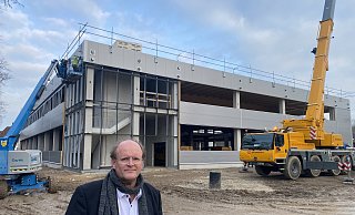 Lehrfabrik-Geschäftsführer Markus Kamann vor dem Rohbau auf dem ehemaligen Sportplatz. - Dirk Windmöller Lehrfabrik-Geschäftsführer Markus Kamann vor dem Rohbau auf dem ehemaligen Sportplatz. - Dirk Windmöller