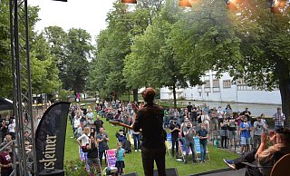 So war es im Sommer 2020: Beim Auftritt der "Kapelle Petra" im Neuhäuser Schlosspark unter Corona-Bedingungen wird gejubelt, gewunken und geklatscht. - Julia Stratmann So war es im Sommer 2020: Beim Auftritt der "Kapelle Petra" im Neuhäuser Schlosspark unter Corona-Bedingungen wird gejubelt, gewunken und geklatscht. - Julia Stratmann