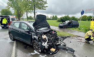 Beim Zusammenstoß von zwei Autos an der Kreuzung Kreuzweg/Lindenweg bei Bad Lippspringe wurden fünf Menschen verletzt, vier von ihnen schwer. - Ralph Meyer Beim Zusammenstoß von zwei Autos an der Kreuzung Kreuzweg/Lindenweg bei Bad Lippspringe wurden fünf Menschen verletzt, vier von ihnen schwer. - Ralph Meyer