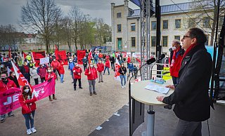 „Solidarität ist Zukunft" war das Motto der Maikundgebung im Ravensberger Park - hier spricht Andreas Keller (GEW). - Sarah Jonek Fotografie „Solidarität ist Zukunft" war das Motto der Maikundgebung im Ravensberger Park - hier spricht Andreas Keller (GEW). - Sarah Jonek Fotografie