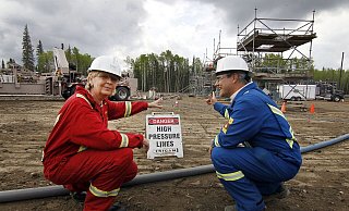 Die damalige NRW-Ministerpräsidentin Hannelore Kraft (SPD) ließ sich 2013 in Kanada eine Fracking-Bohrsteller erklären. - Verwendung weltweit, usage worldwide Die damalige NRW-Ministerpräsidentin Hannelore Kraft (SPD) ließ sich 2013 in Kanada eine Fracking-Bohrsteller erklären. - Verwendung weltweit, usage worldwide