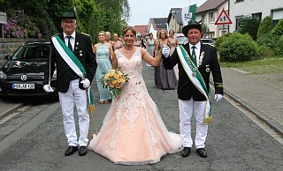 Frank und Marion Wolf schritten in Begleitung von Königsoffizier Ludwig Günter die Harther Paradestrecke ab. - Johannes Büttner Frank und Marion Wolf schritten in Begleitung von Königsoffizier Ludwig Günter die Harther Paradestrecke ab. - Johannes Büttner
