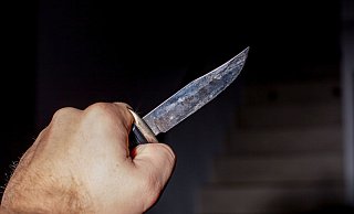 Als der Unbekannte den Mann umarmen wollte, zog er ein Messer und stach zu. - Symbolfoto: picture alliance / Fotostand Als der Unbekannte den Mann umarmen wollte, zog er ein Messer und stach zu. - Symbolfoto: picture alliance / Fotostand