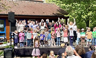 Auf der Bühne startet das Aktionsprogramm mit der Hymne des Kinderhauses. - Carola Drabon Auf der Bühne startet das Aktionsprogramm mit der Hymne des Kinderhauses. - Carola Drabon