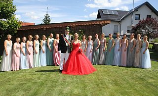 Das Brenkener Schützenkönigspaar Denis Schäfer und Alina Vollmer wird von 24 Hofdamen begleitet. - Johannes Büttner Das Brenkener Schützenkönigspaar Denis Schäfer und Alina Vollmer wird von 24 Hofdamen begleitet. - Johannes Büttner