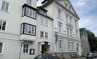 Die Fassade des ehemaligen Dohm-Hotels sowie das angrenzende Carl-Severing-Haus (rechts) stehen unter Denkmalschutz. - Natalie Gottwald Die Fassade des ehemaligen Dohm-Hotels sowie das angrenzende Carl-Severing-Haus (rechts) stehen unter Denkmalschutz. - Natalie Gottwald