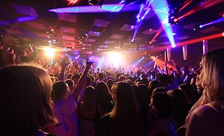 Ohne Maske und Abstand - die jungen Menschen feierten ausgelassen in der Großraumdisco. - Louisa Rabeneick Ohne Maske und Abstand - die jungen Menschen feierten ausgelassen in der Großraumdisco. - Louisa Rabeneick