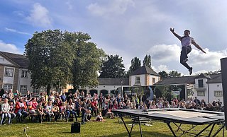 Hoch hinaus im Neuhäuser Schlosspark: Back2Classics begeistert das Publikum bei der Pader-Kultour. - Julia Spiekerkötter Hoch hinaus im Neuhäuser Schlosspark: Back2Classics begeistert das Publikum bei der Pader-Kultour. - Julia Spiekerkötter