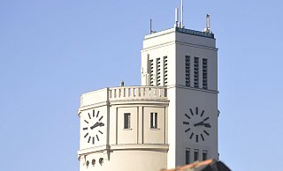 Der Windelsche Wasserturm mit der großen Uhr ist das Wahrzeichen des Stadtbezirks Senne. - Christian Weische Der Windelsche Wasserturm mit der großen Uhr ist das Wahrzeichen des Stadtbezirks Senne. - Christian Weische
