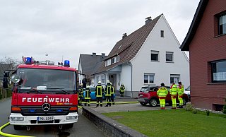 Verrgessenes Essen auf dem Herd führte zu einem Küchenbrand in einer Doppelhaushälfte an der Schmiedestraße im Salzkottener Stadtteil Scharmede. - Ralph Meyer Verrgessenes Essen auf dem Herd führte zu einem Küchenbrand in einer Doppelhaushälfte an der Schmiedestraße im Salzkottener Stadtteil Scharmede. - Ralph Meyer