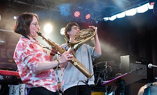Ein stimmungsvolles Ensemble präsentierte die Band "Silk Road Special" mit einer wilden Mischung aus Ska, Pop und Folk. - Jan-Simon Hussmann Ein stimmungsvolles Ensemble präsentierte die Band "Silk Road Special" mit einer wilden Mischung aus Ska, Pop und Folk. - Jan-Simon Hussmann