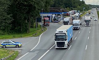 Die vielen Lkw auf der Autobahn A2 bei Gütersloh erfordern auch eine entsprechende Anzahl an Parkplätzen, damit die Fahrer ihre Ruhepausen einhalten können. Auf der Tank-und-Rast-Anlage Gütersloh Süd soll im Jahr 2030 die bauliche Umsetzung von 55 neuen Stellplätzen erfolgen. - Christian Bröder Die vielen Lkw auf der Autobahn A2 bei Gütersloh erfordern auch eine entsprechende Anzahl an Parkplätzen, damit die Fahrer ihre Ruhepausen einhalten können. Auf der Tank-und-Rast-Anlage Gütersloh Süd soll im Jahr 2030 die bauliche Umsetzung von 55 neuen Stellplätzen erfolgen. - Christian Bröder