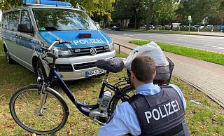Ein geklautes Pedelec und drei weitere gestohlene Räder findet die Polizei dank GPS-Tracking in einer Mindener Garage. - Polizei Minden-Lübbecke Ein geklautes Pedelec und drei weitere gestohlene Räder findet die Polizei dank GPS-Tracking in einer Mindener Garage. - Polizei Minden-Lübbecke
