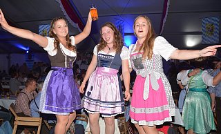 Ausgelassene zünftige Stimmung beim vergangenen Oktoberfest in Höxter-Lüchtringen: Die meisten Besucherinnen und Besucher erscheinen im Dirndl oder in Lederhosen. - Thomas Kube Ausgelassene zünftige Stimmung beim vergangenen Oktoberfest in Höxter-Lüchtringen: Die meisten Besucherinnen und Besucher erscheinen im Dirndl oder in Lederhosen. - Thomas Kube