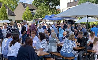 Viele Gäste kamen jetzt auf den Barmeierplatz zum Abendmarkt, den die Veranstalter erstmals 2019 organisiert haben. - Britta Bohnenkamp-Schmidt Viele Gäste kamen jetzt auf den Barmeierplatz zum Abendmarkt, den die Veranstalter erstmals 2019 organisiert haben. - Britta Bohnenkamp-Schmidt