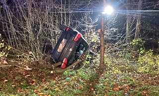 Der verunglückte Golf blieb im Unterholz auf der Seite liegen. Feuerwehr und Rettungsdienst retten den verletzten Fahrer aus dem Wagen. - Feuerwehr Lichtenau Der verunglückte Golf blieb im Unterholz auf der Seite liegen. Feuerwehr und Rettungsdienst retten den verletzten Fahrer aus dem Wagen. - Feuerwehr Lichtenau