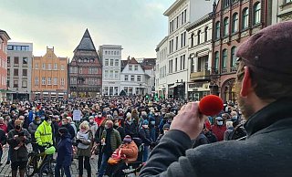 Die Teilnehmer bildeten eine Menschenkette in Minden. - Minden gegen Rechts Die Teilnehmer bildeten eine Menschenkette in Minden. - Minden gegen Rechts