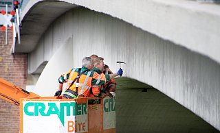 Mit Auge, Ohr und Hammer: Eine umfangreiche Hauptprüfung an der Weserbrücke in Höxter vor dem großen Sanierungsversuch. - David Schellenberg Mit Auge, Ohr und Hammer: Eine umfangreiche Hauptprüfung an der Weserbrücke in Höxter vor dem großen Sanierungsversuch. - David Schellenberg