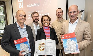 Werner Wörmann (v.l.), Jakob Bergen, Silke Aron, Felix Heckersdorf und Ingo Nürnberger stellten den aktuellen „Lebenslagenbericht“ der Stadt Bielefeld vor. - Jörg Dieckmann - www.dieckmann-fotodesign.de Werner Wörmann (v.l.), Jakob Bergen, Silke Aron, Felix Heckersdorf und Ingo Nürnberger stellten den aktuellen „Lebenslagenbericht“ der Stadt Bielefeld vor. - Jörg Dieckmann - www.dieckmann-fotodesign.de