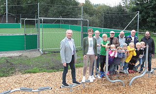 Einige Kinder waren bei der offiziellen Eröffnung der Calisthenics-Anlage und des Kleinspielfelds dabei und auch KSB-Präsident Diethelm Krause (v. l.), Bürgermeisterin Ute Dülfer, Stefan Kappius, Rüdiger Düchting und Thomas Münstermann (alle Vorstand USC Altenautal) sowie SPD-Ratsherr Anton Renneke und Ortsvorsteher Thorsten Granitza. - Uwe Müller Einige Kinder waren bei der offiziellen Eröffnung der Calisthenics-Anlage und des Kleinspielfelds dabei und auch KSB-Präsident Diethelm Krause (v. l.), Bürgermeisterin Ute Dülfer, Stefan Kappius, Rüdiger Düchting und Thomas Münstermann (alle Vorstand USC Altenautal) sowie SPD-Ratsherr Anton Renneke und Ortsvorsteher Thorsten Granitza. - Uwe Müller