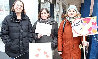 Sandra Blome (v. l.), Janine Bein und Amelie Raabe gehörten zu den mehr als 100 Teilnehmern, die dem Aufruf von "Lübbecke zeigt Gesicht" zur Bundestagswahl gefolgt waren und für Demokratie, Vielfalt und Respekt demonstrierten. - Frank Hartmann Sandra Blome (v. l.), Janine Bein und Amelie Raabe gehörten zu den mehr als 100 Teilnehmern, die dem Aufruf von "Lübbecke zeigt Gesicht" zur Bundestagswahl gefolgt waren und für Demokratie, Vielfalt und Respekt demonstrierten. - Frank Hartmann