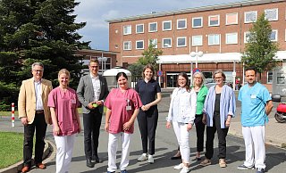 Josef Düllings (v.l.), Lena Steinbeck, Carsten Linnemann, Andrea Gebertshan, Emmi Zeulner, Pia Lages, Michaela Bremsteller, Kerstin Jessen und Wael Al Abssi - Celina Allard Josef Düllings (v.l.), Lena Steinbeck, Carsten Linnemann, Andrea Gebertshan, Emmi Zeulner, Pia Lages, Michaela Bremsteller, Kerstin Jessen und Wael Al Abssi - Celina Allard