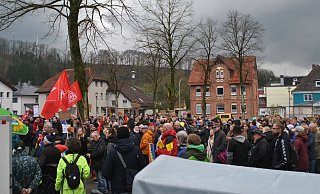 Trotz des widrigen Wetters nahmen zahlreiche Menschen an der Gegenveranstaltung teil. - Lennart Schlütz Trotz des widrigen Wetters nahmen zahlreiche Menschen an der Gegenveranstaltung teil. - Lennart Schlütz