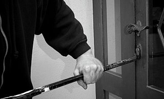 Die Täter drangen in das Haus der Bielefelder ein und verletzten beide schwer. - Symbolfoto: picture alliance / imageBROKER Die Täter drangen in das Haus der Bielefelder ein und verletzten beide schwer. - Symbolfoto: picture alliance / imageBROKER