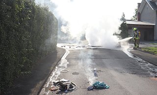 Die Feuerwehr Bad Lippspringe löschte den brennenden Kompressor. - Polizei Paderborn Die Feuerwehr Bad Lippspringe löschte den brennenden Kompressor. - Polizei Paderborn