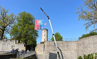 22 Meter hoch hat Eugen Penner seinen Dachdecker-Kran ausgefahren, um die Hermannslauf-Fahne richtig zu positionieren. - Charlotte Mahncke 22 Meter hoch hat Eugen Penner seinen Dachdecker-Kran ausgefahren, um die Hermannslauf-Fahne richtig zu positionieren. - Charlotte Mahncke