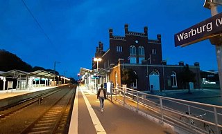 Videokameras sollen an den Bahnsteigen des Warburger Bahnhofs für mehr Sicherheit sorgen. - Dieter Scholz Videokameras sollen an den Bahnsteigen des Warburger Bahnhofs für mehr Sicherheit sorgen. - Dieter Scholz