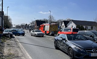 Am Samstag, 26. März 2022, hatte sich der Crash auf der B61, kurz hinter der Kreuzung an den Gütersloher Stadtwerken, ereignet. Ein anderer Autofahrer hatte den Mercedes von Jürgen Hahn übersehen und war ihm beim Anfahren vom Seitenstreifen aus in die Seite gekracht. - Privat Am Samstag, 26. März 2022, hatte sich der Crash auf der B61, kurz hinter der Kreuzung an den Gütersloher Stadtwerken, ereignet. Ein anderer Autofahrer hatte den Mercedes von Jürgen Hahn übersehen und war ihm beim Anfahren vom Seitenstreifen aus in die Seite gekracht. - Privat