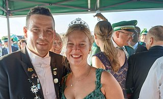 Neuer Kreiskönig im Kreisschützenbund Büren ist Steffen Löper vom Bürgerschützenverein Büren. Seine Königin ist Partnerin Nora Rosensträter. - Johannes Büttner Neuer Kreiskönig im Kreisschützenbund Büren ist Steffen Löper vom Bürgerschützenverein Büren. Seine Königin ist Partnerin Nora Rosensträter. - Johannes Büttner